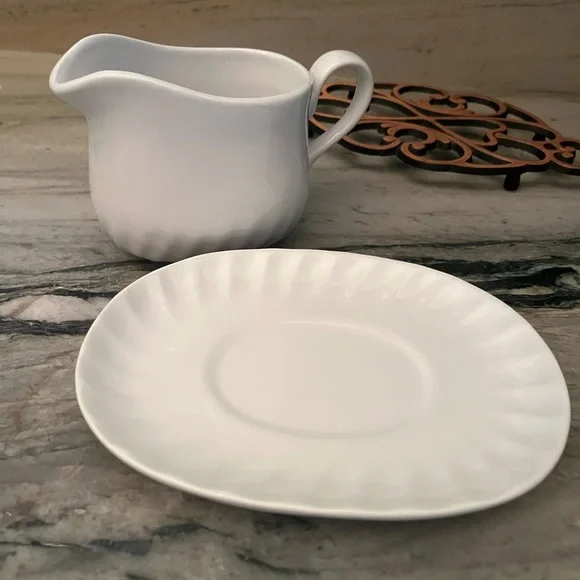Corelle Classic White Gravy Boat with Saucer - Picture 3 of 4